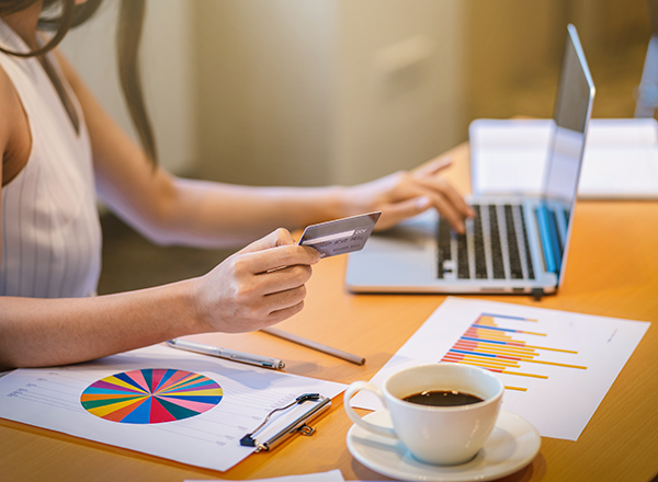 ShieldSafe person buying apples with credit card